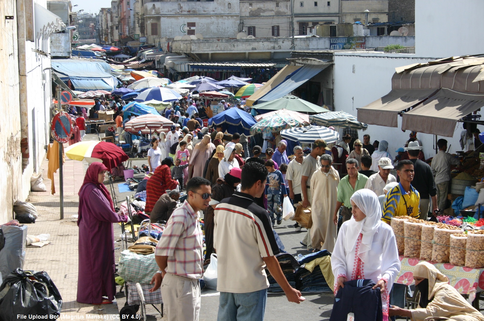 Le_Maroc_face_à_la_poussée_des_marchands_ambulants_(5926516659).jpg