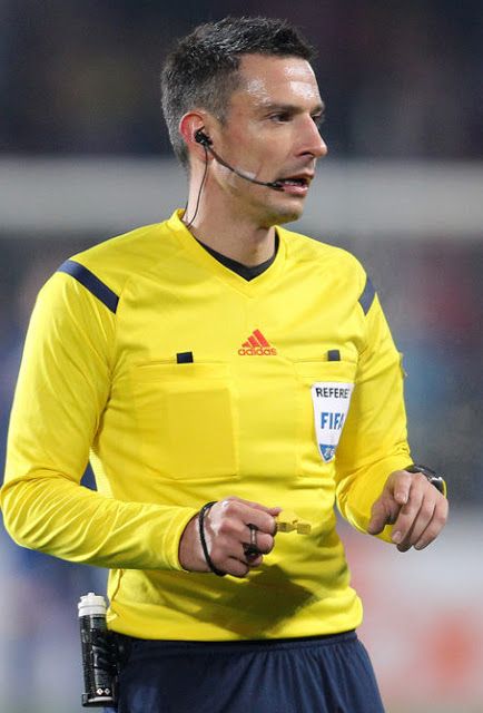 Slovenul-Slavko-Vincic-arbitrează-partida-Lazio-Roma---FCSB.jpeg